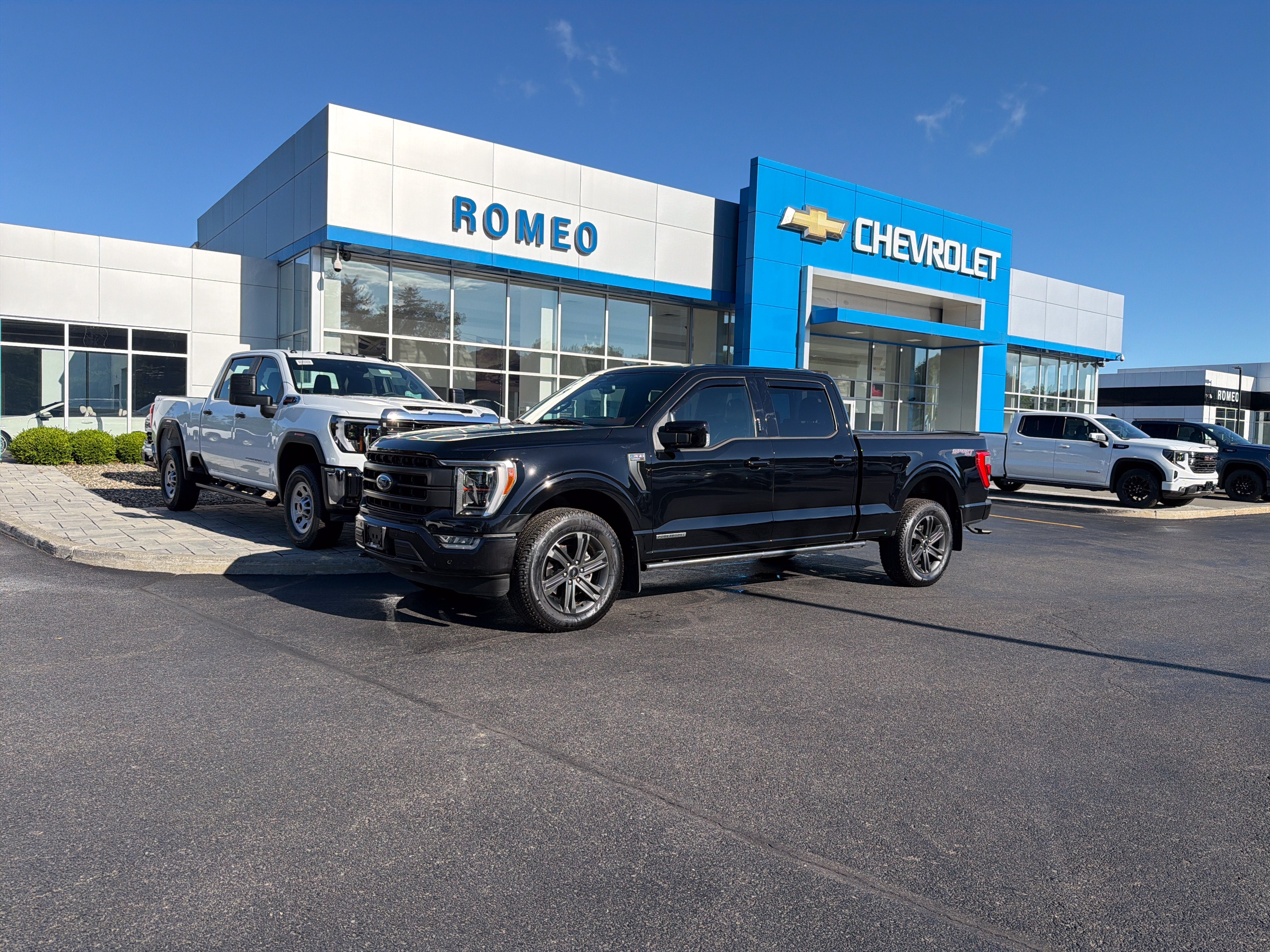 2023 Ford F-150 LARIAT in Black — front three-quarter view