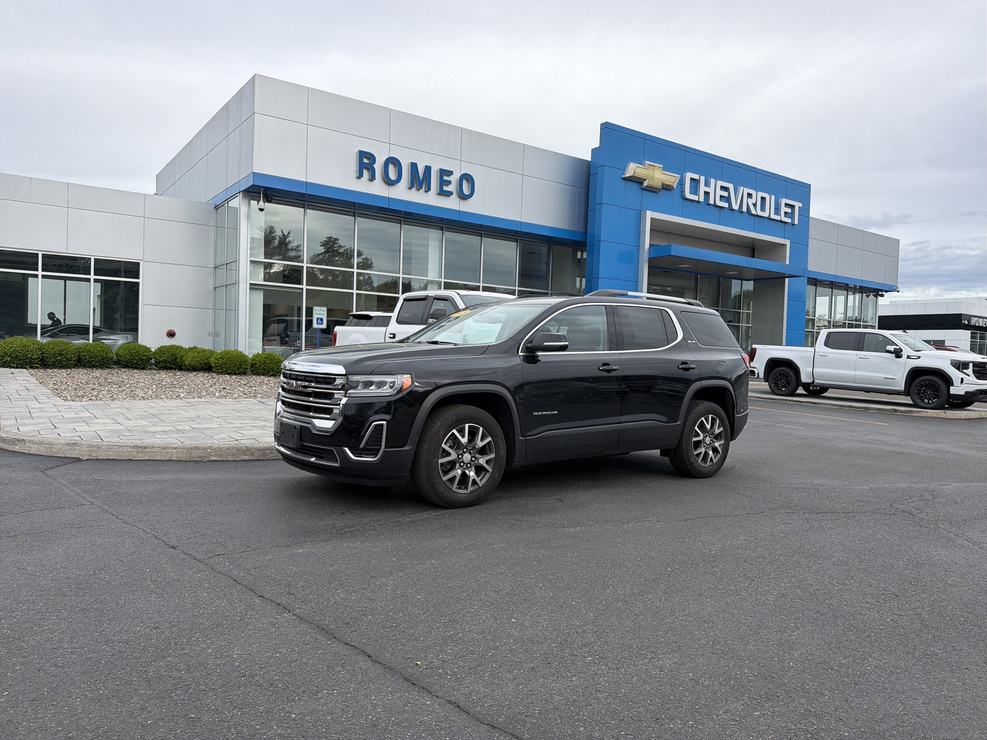 2021 GMC Acadia SLE in Ebony Twilight Metallic — front three-quarter view