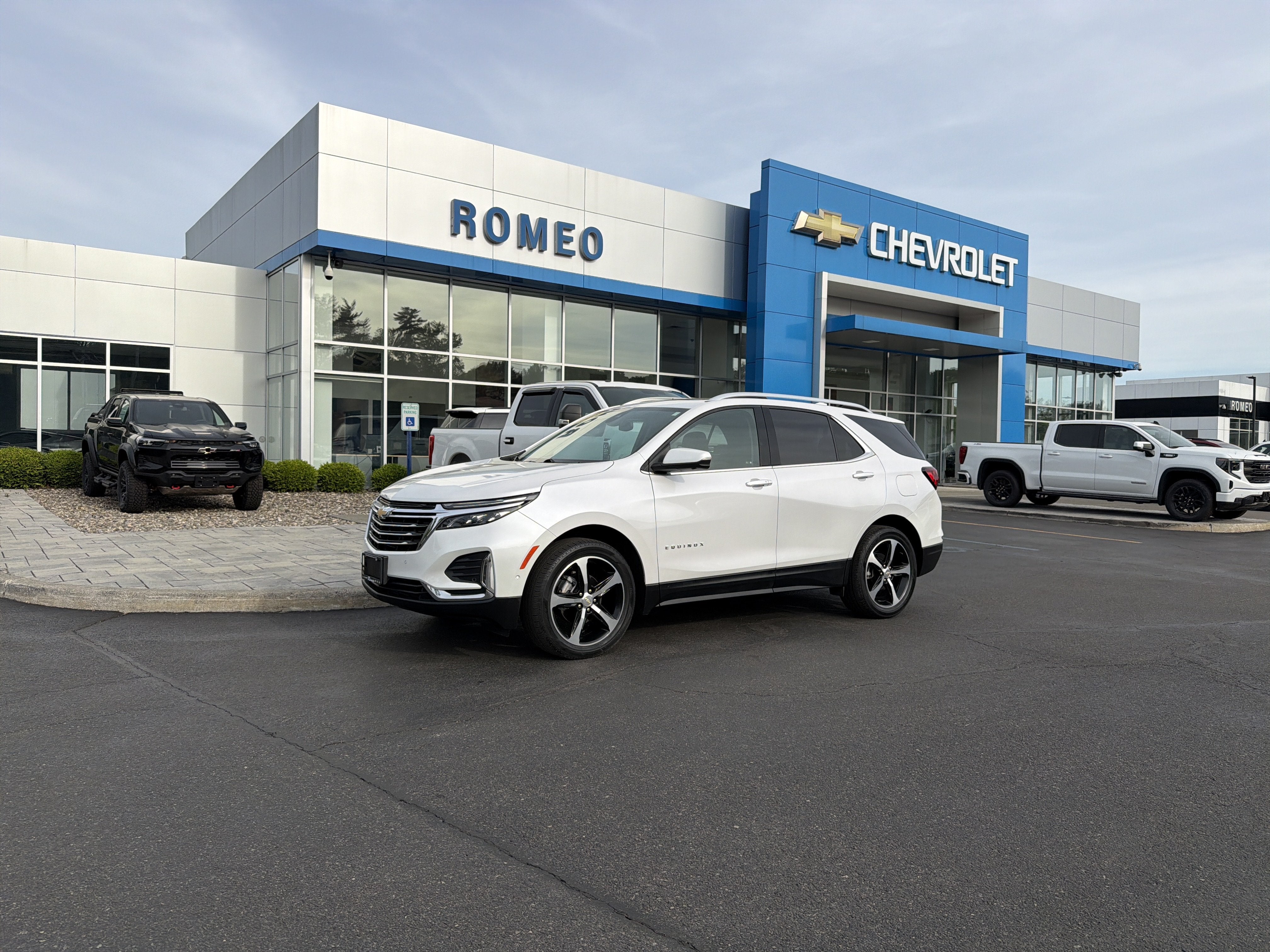 2023 Chevrolet Equinox Premier in Iridescent Pearl Tricoat — front three-quarter view