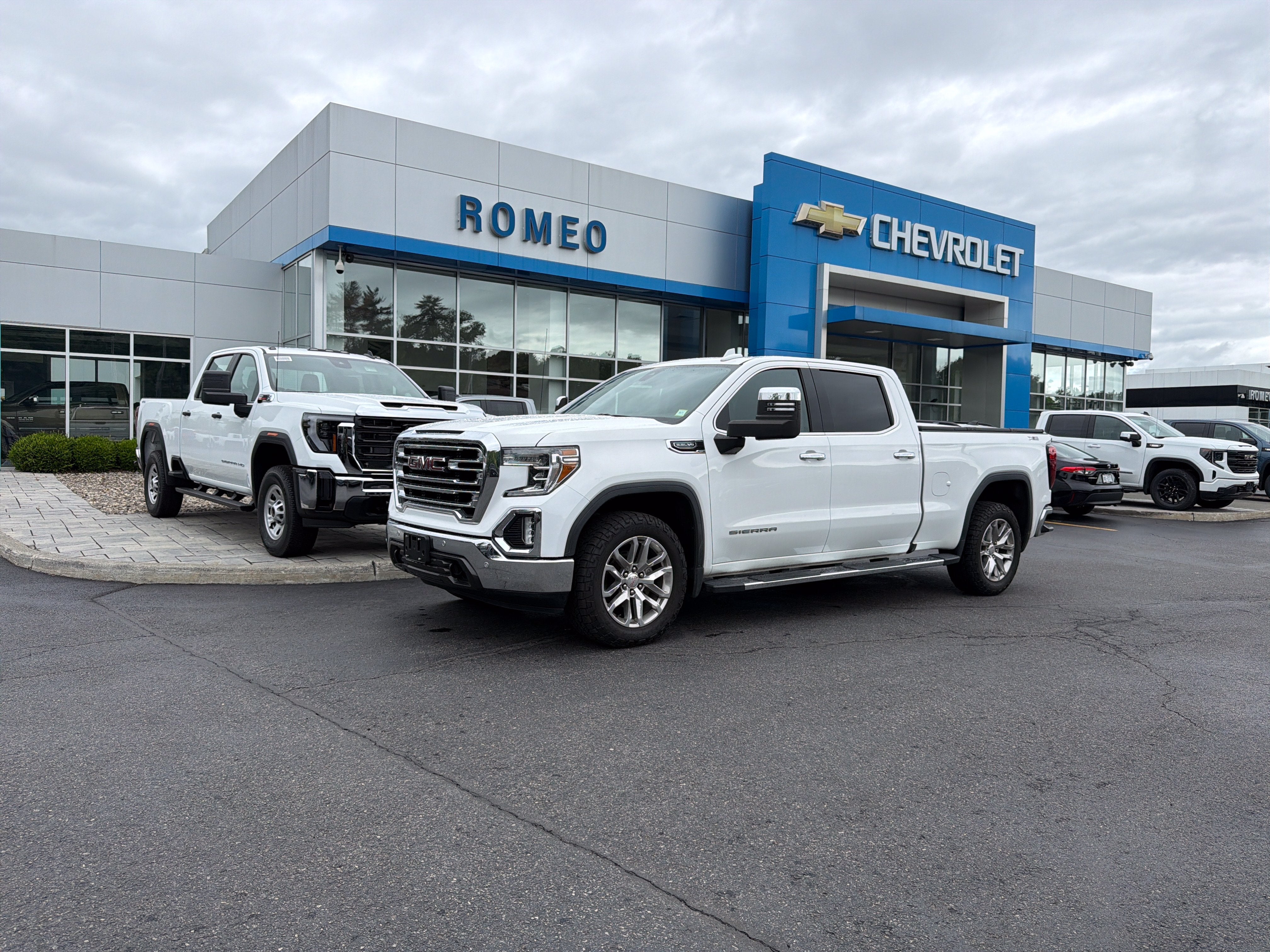 2019 GMC Sierra 1500 SLT in Summit White — front three-quarter view