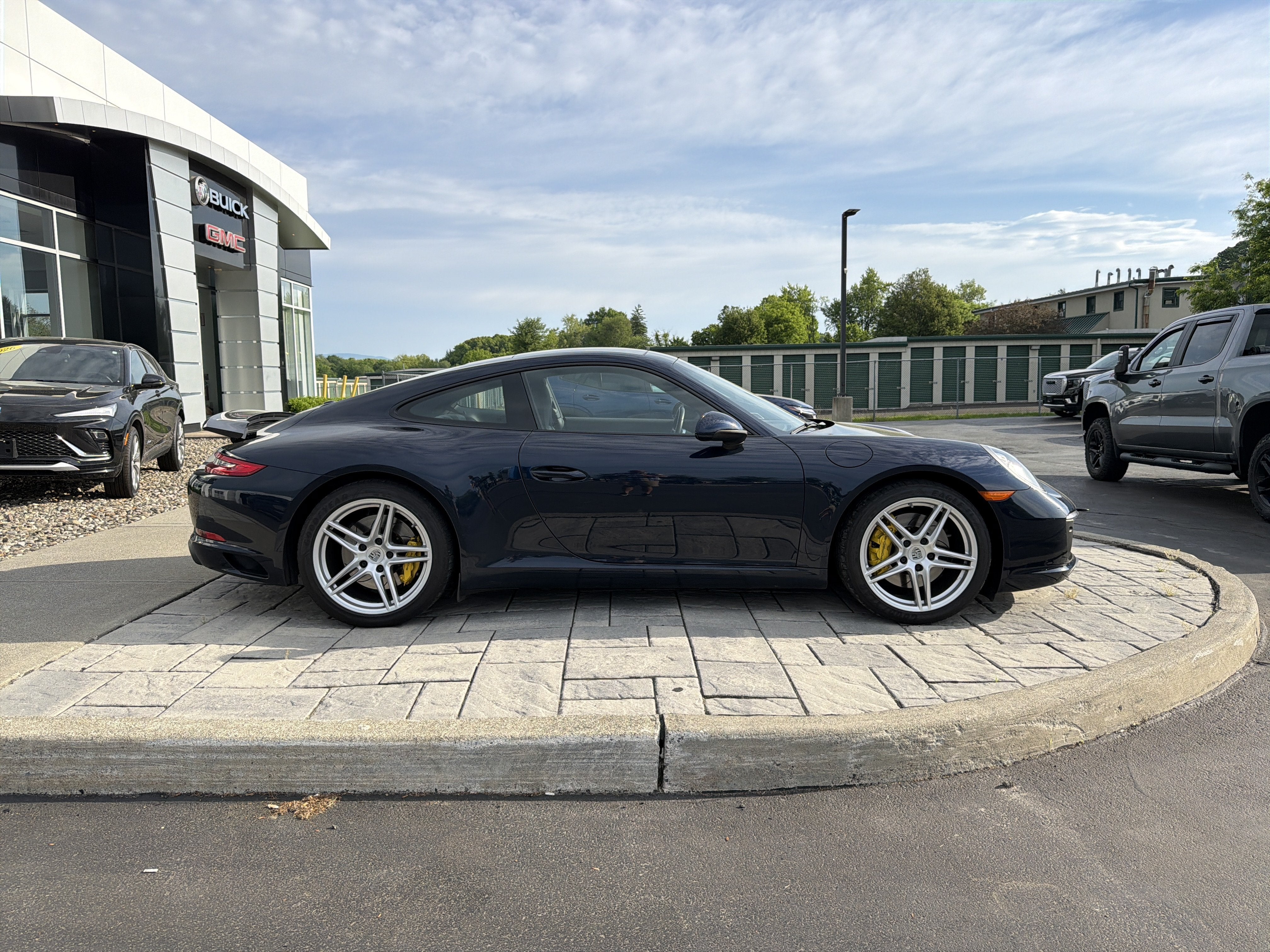2017 Porsche 911 — interior view